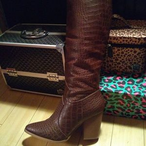 Knee high heeled boots, brown/burgundy croc